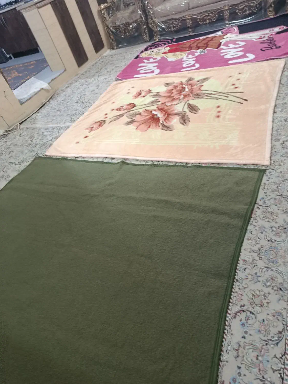 سه عدد پتو سالم وتمیز در حد نو|رختخواب، بالش، پتو|کرج, ساماندهی|دیوار