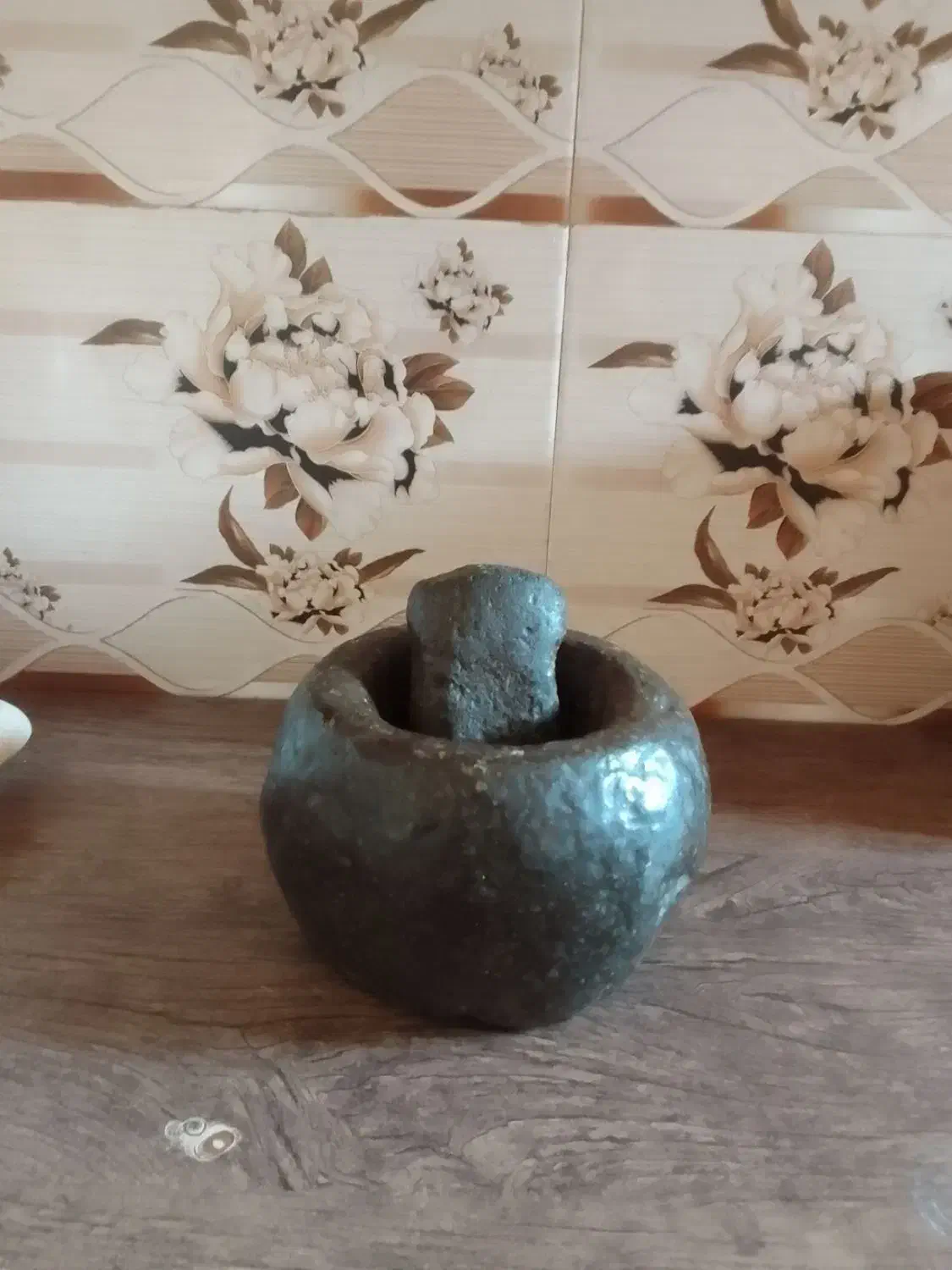 هاون قدیمی|کلکسیون اشیاء عتیقه|بردسیر, |دیوار