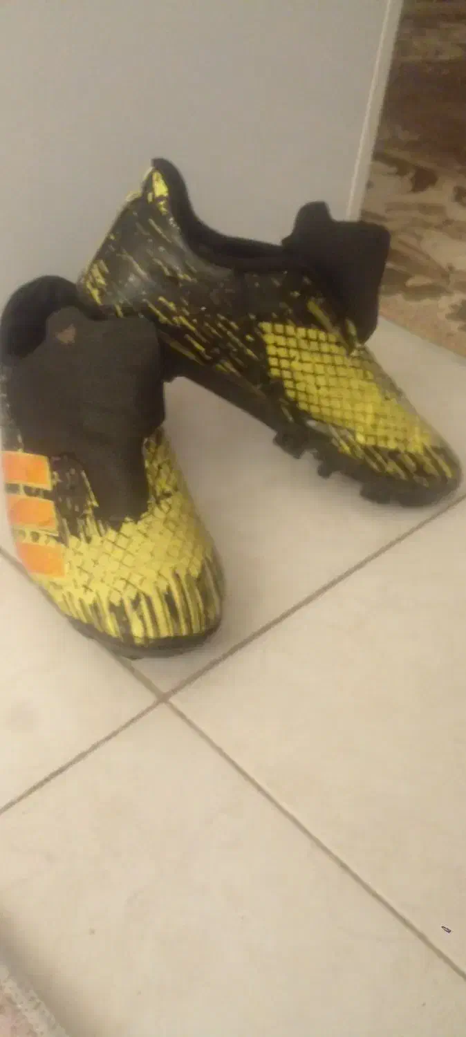 کفش فوتبال|کیف، کفش، کمربند|قدس, شهر‌قدس|دیوار