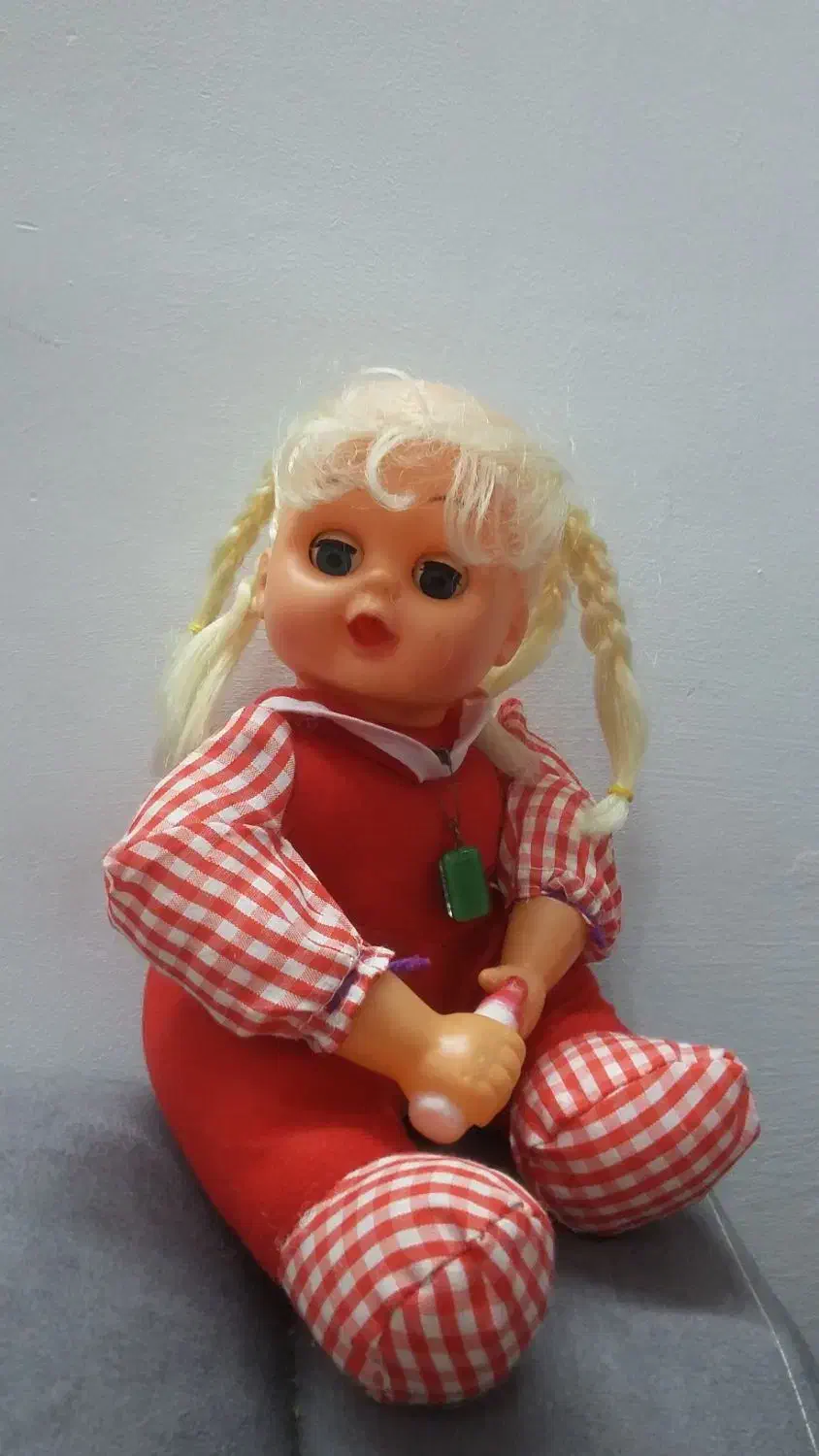 عروسک دختر|اسباببازی بچه|رشت, منظریه|دیوار