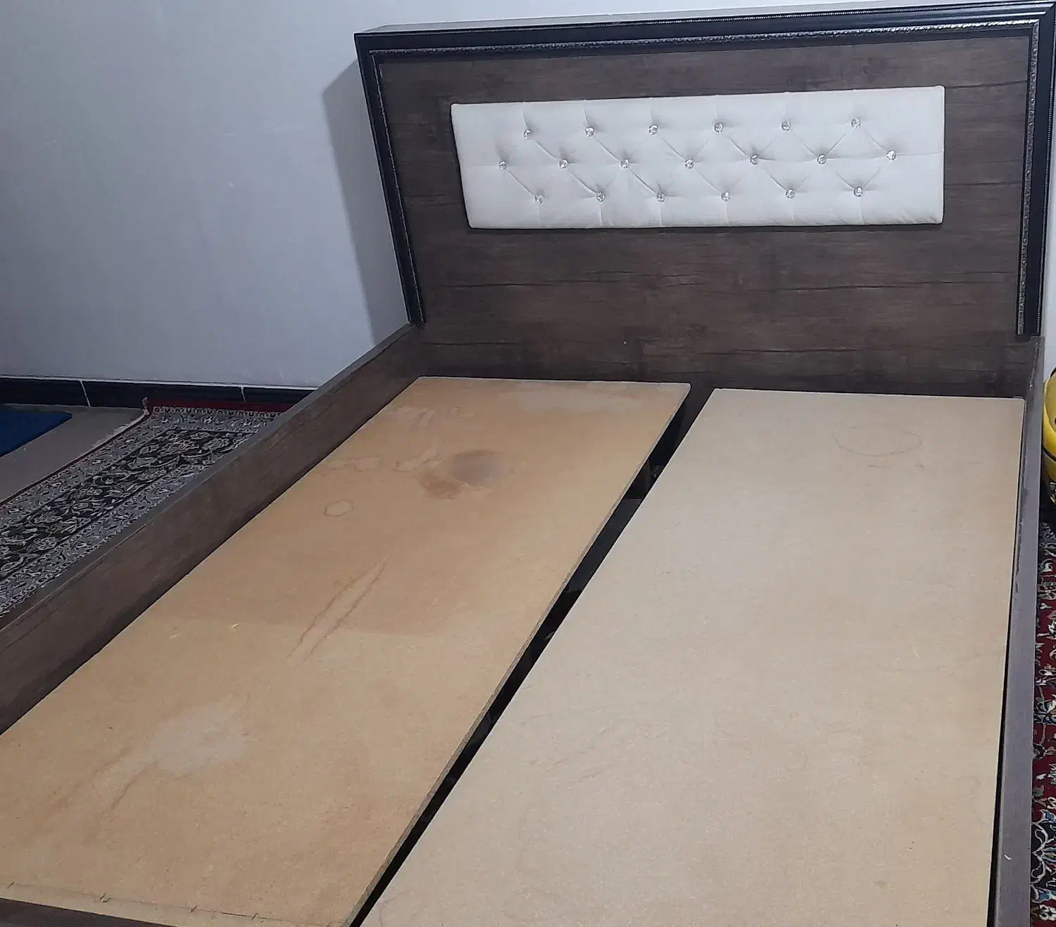 تخت دونفره همراه کفی تخت سالم وبدون شکستگی سالم|تخت و سرویس خواب|همدان, |دیوار