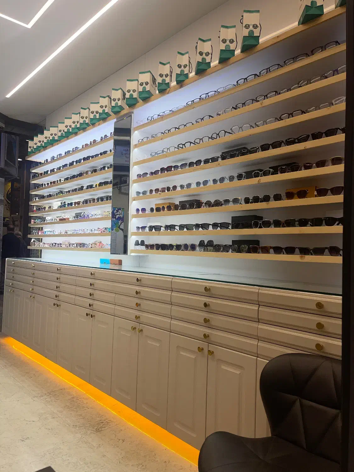 کارمند خانم در فروشگاه عینک|استخدام بازاریابی و فروش|تهران, فردوسی|دیوار