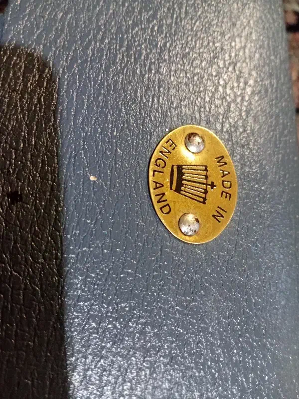 چمدان انگلیسی قدیمی مربوط به جنگ جهانی  اول|کلکسیون اشیاء عتیقه|همدان, |دیوار