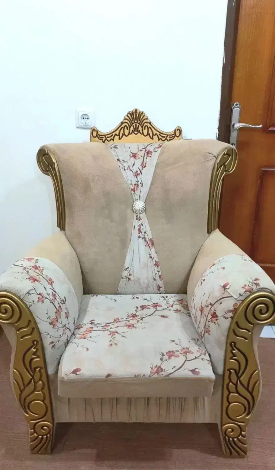 مبل ۷نفره بههمراه میز و عسلی|مبلمان خانگی و میز عسلی|لاران, |دیوار