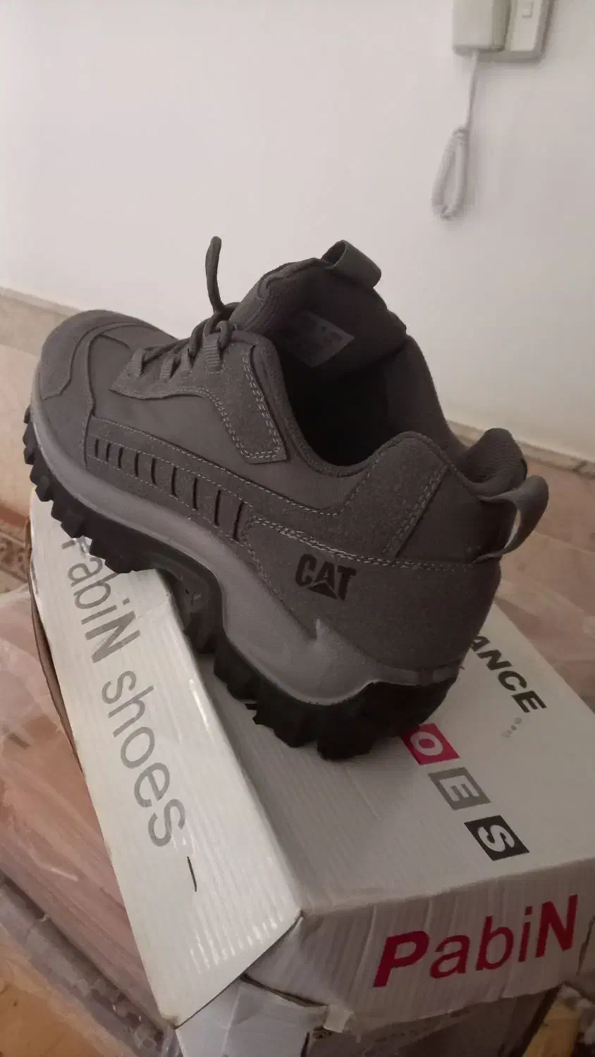 کفش|کیف، کفش، کمربند|قم, وادی السلام|دیوار