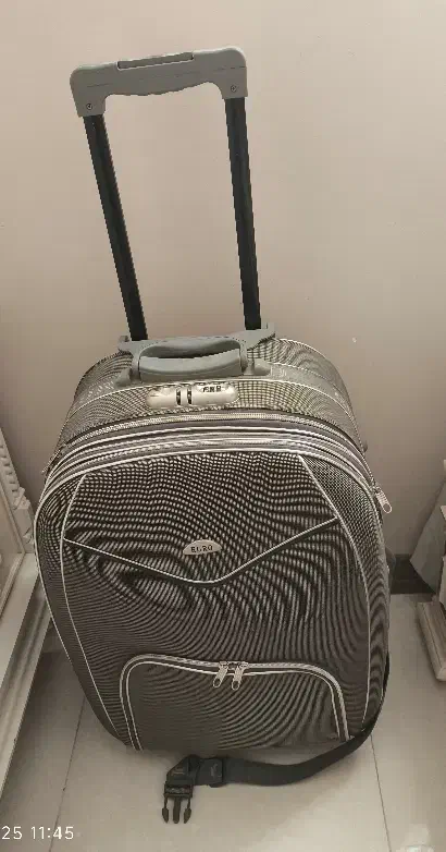 چمدان سایز متوسط|کیف، کفش، کمربند|ورامین, ورامین|دیوار