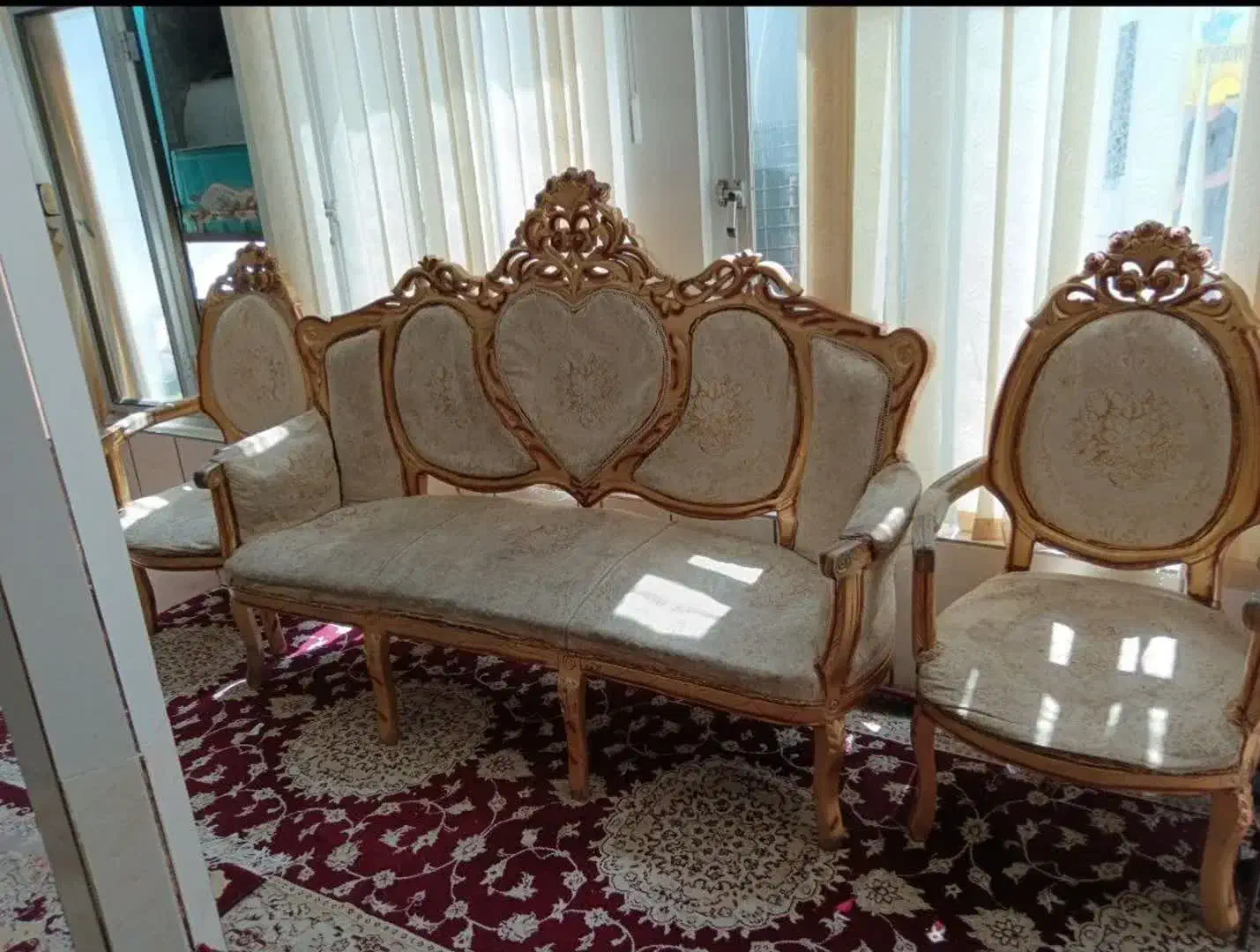 مبل سلطنتی با قیمت خیلی مناسب|مبلمان خانگی و میز عسلی|شهرضا, |دیوار