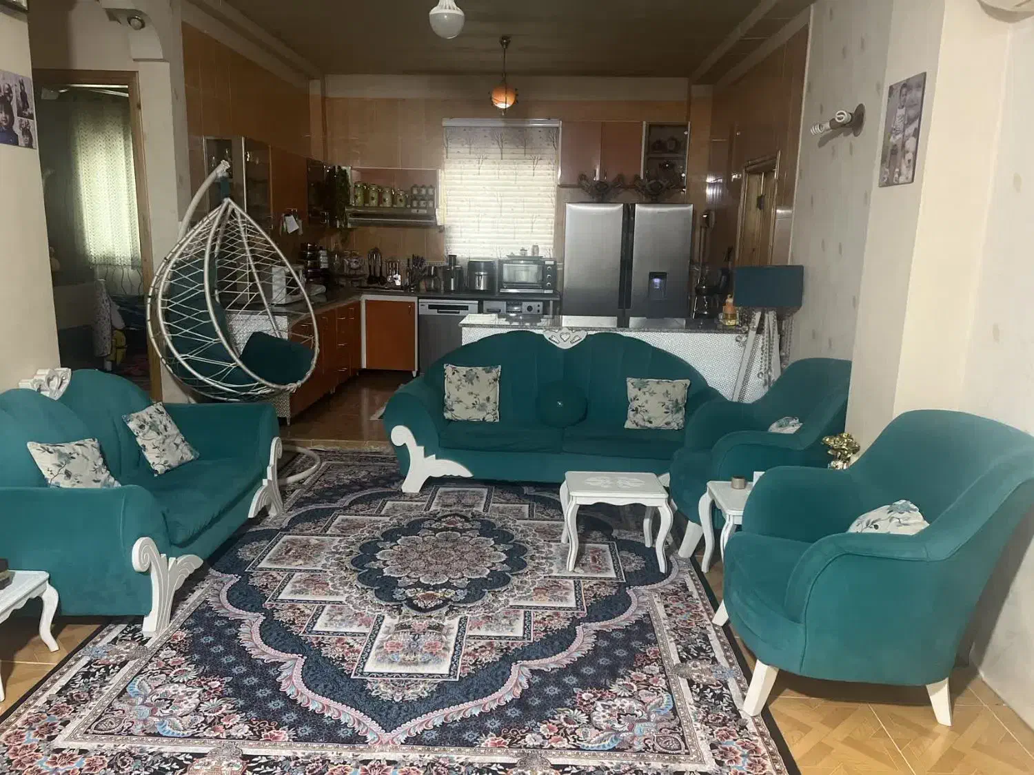 مبل هفت نفره با چهار عدد جلو مبلی سفید فقط ده تومن|مبلمان خانگی و میز عسلی|بهنمیر, |دیوار