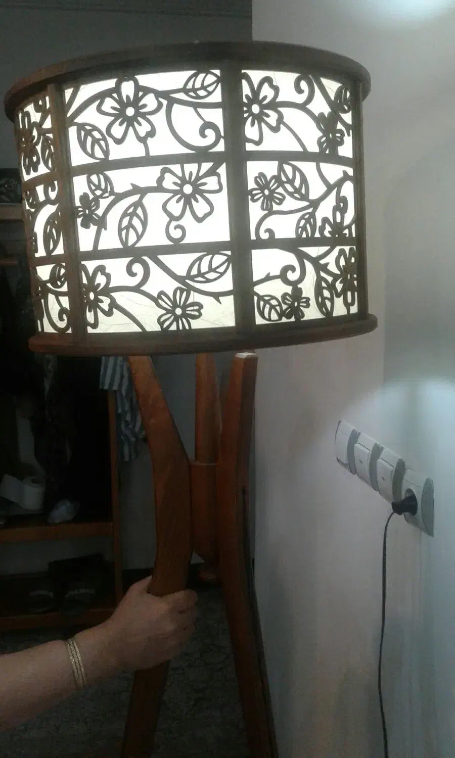 چراغ خواب ایستاده|چراغ خواب و آباژور|تالش, هشتپر|دیوار