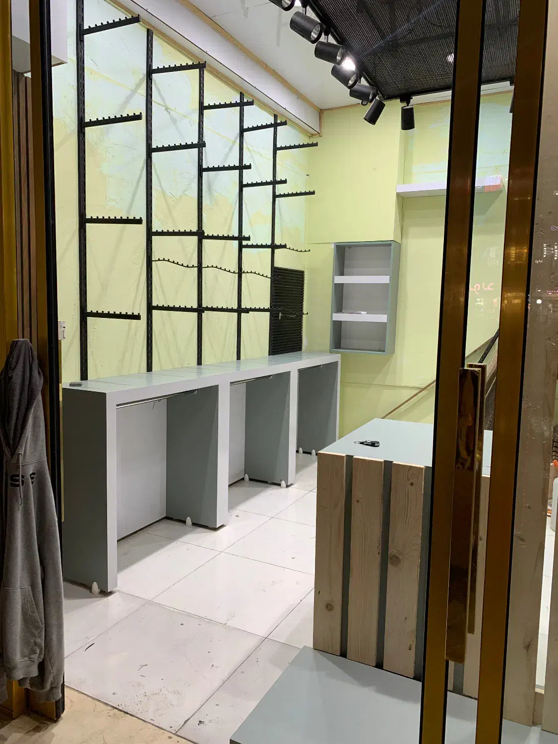 قیمت‌مناسب،ویترین(MDF)ضخیم مناسب پوشاک|فروشگاه و مغازه|رشت, معلم|دیوار