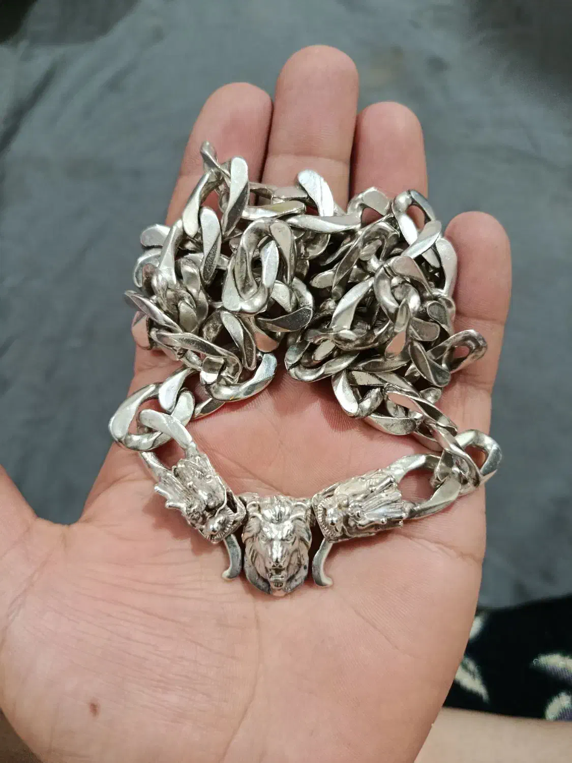 زنجیر نقره|جواهرات|ری, جوانمرد قصاب|دیوار