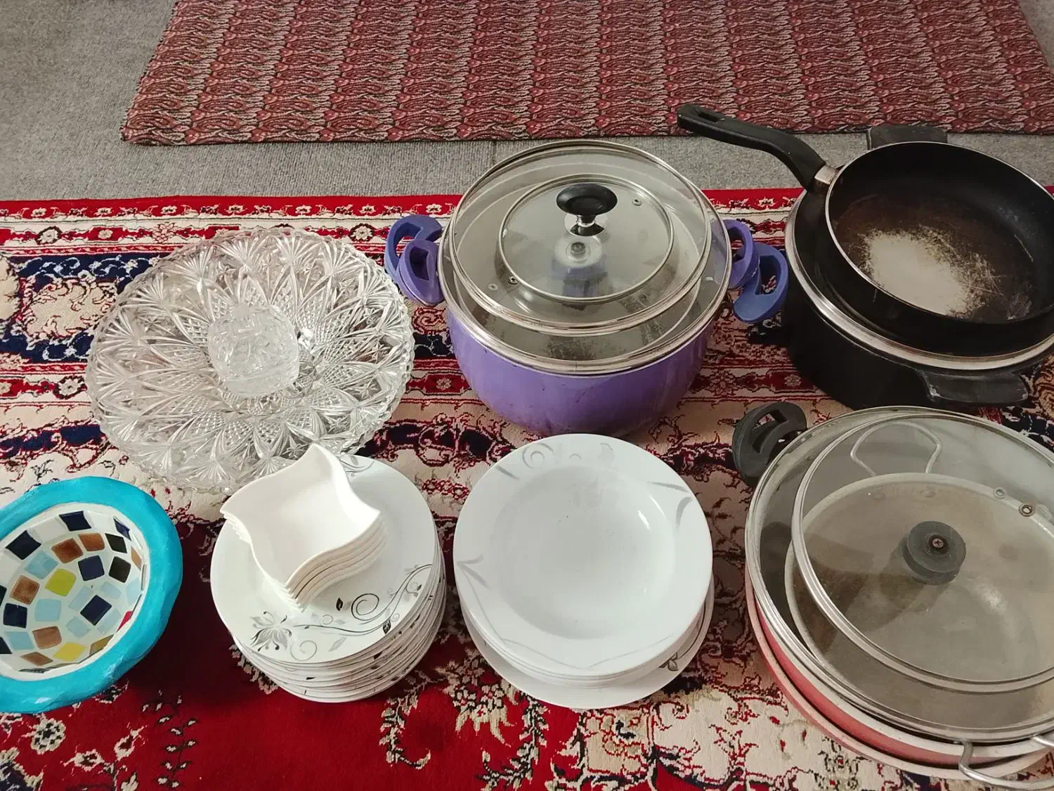 چند دیگ و قابلمه به همراه چند ظرف و بشقاب و قندان|ظروف پخت‌وپز|ساری, |دیوار