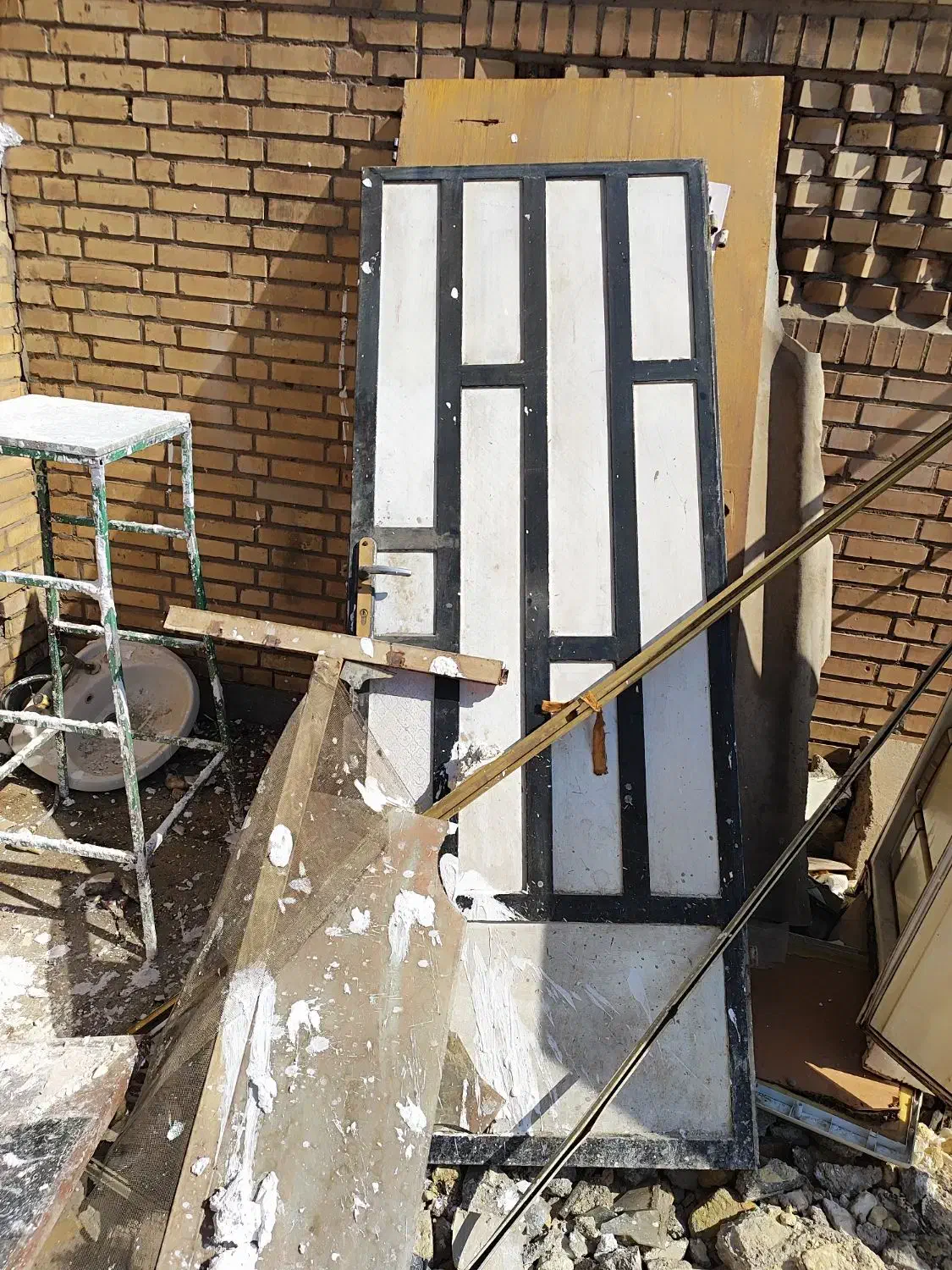 فروش چند عدد تیر اهن و درب حال و سرویس ها.غیره|مصالح و تجهیزات ساختمان|اهواز, رسالت|دیوار