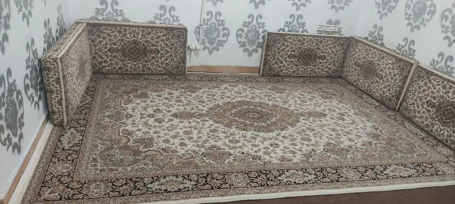 دو تخته فرش 2×3 و شش عدد پشتی|فرش|مریوان, |دیوار