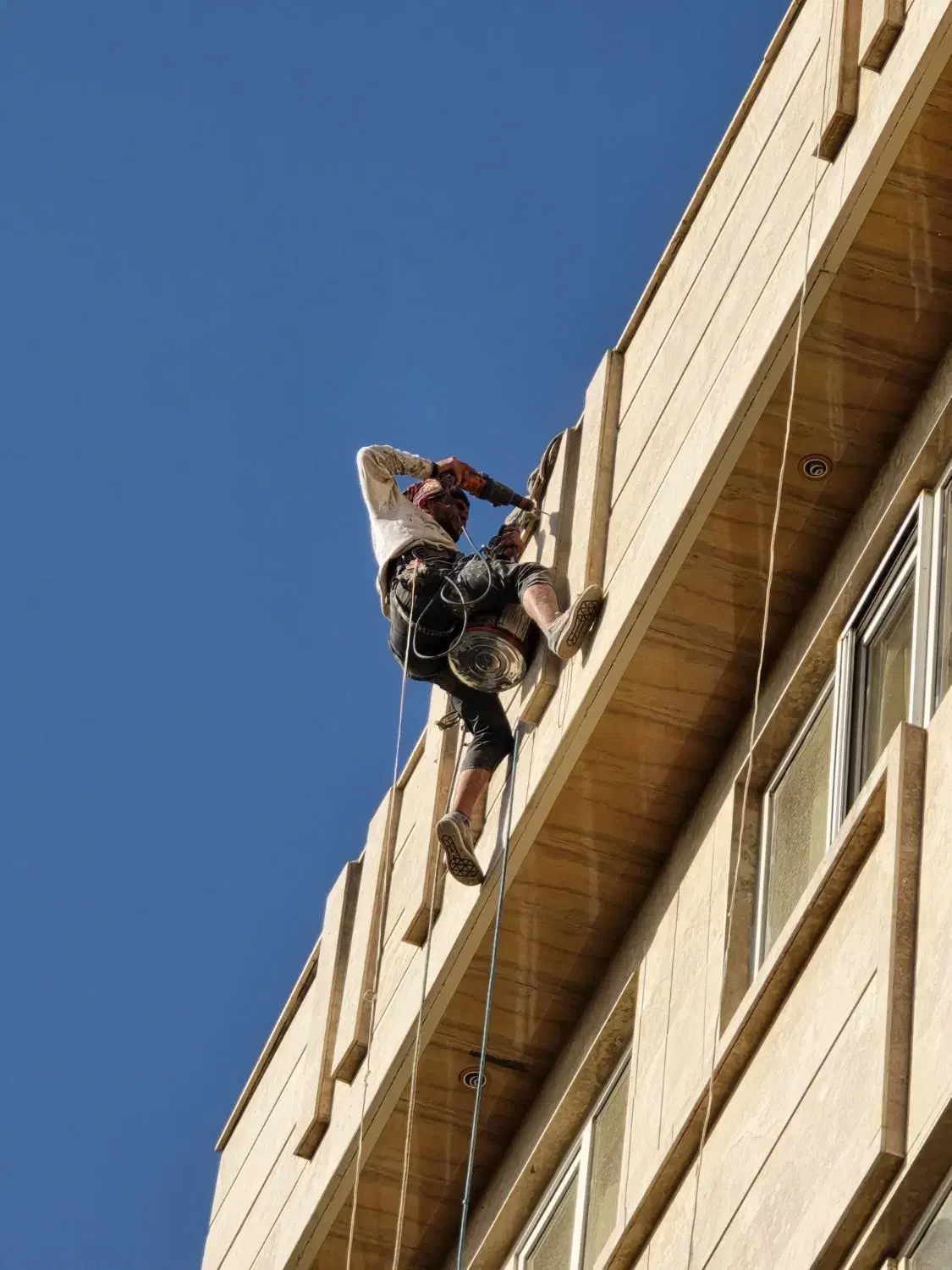 پیچ و رولپلاک نماشویی عایق ابندی پشت بام راپل نما|خدمات پیشه و مهارت|چالوس, |دیوار