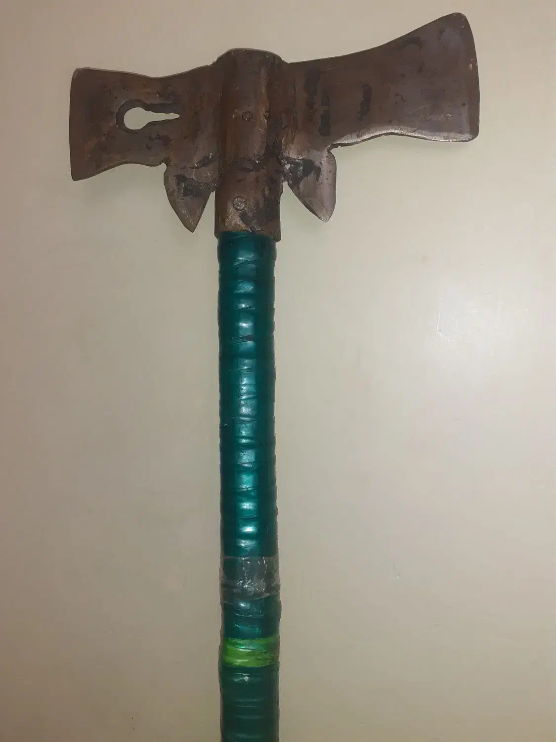 تبر بزرگ فولادی قدیمی  75|کلکسیون اشیاء عتیقه|سراب, |دیوار