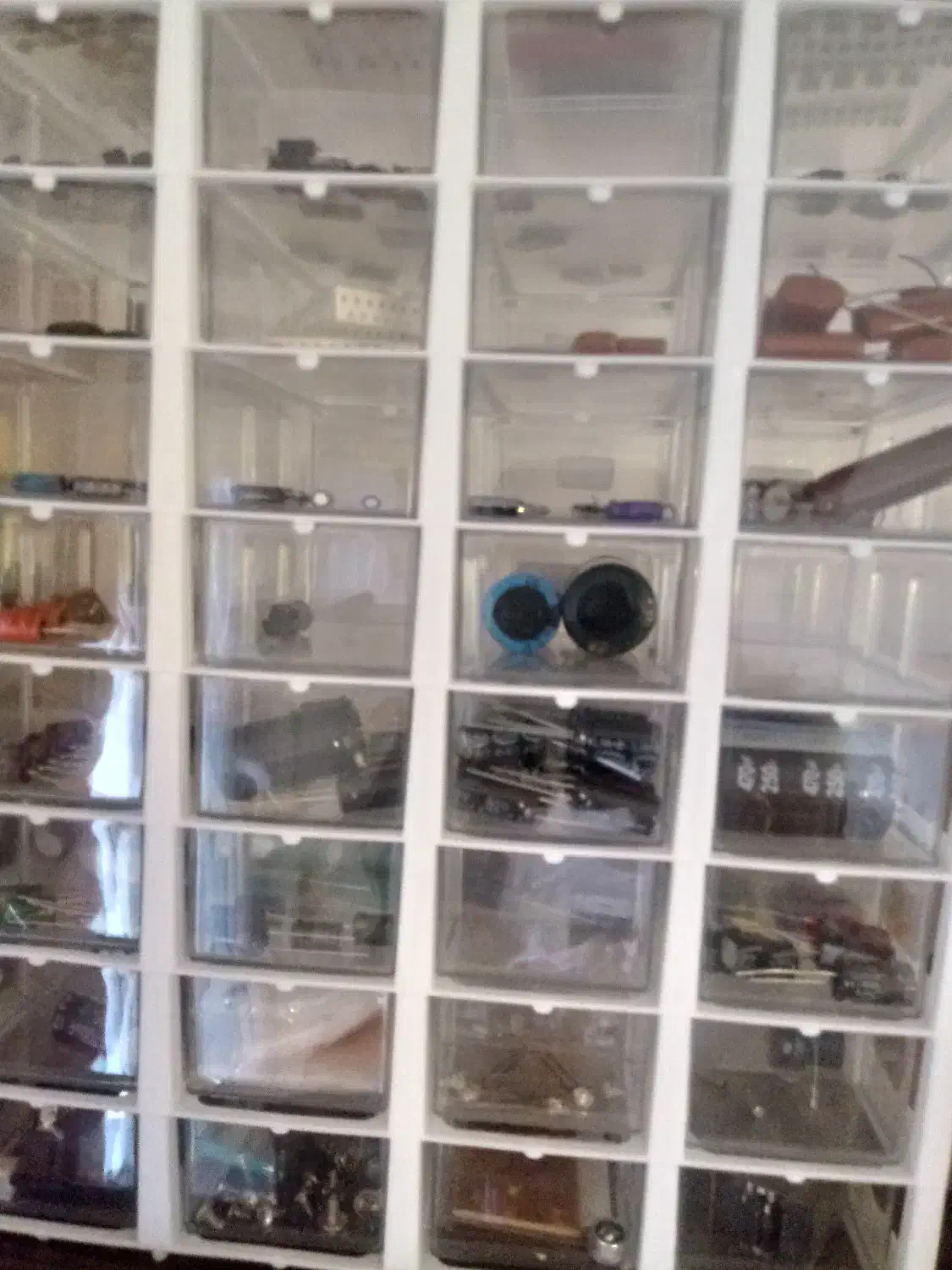 تعدادی خازن در ابعاد و ظرفیت های مختلف|قطعات و لوازم جانبی رایانه|رشت, باهنر|دیوار