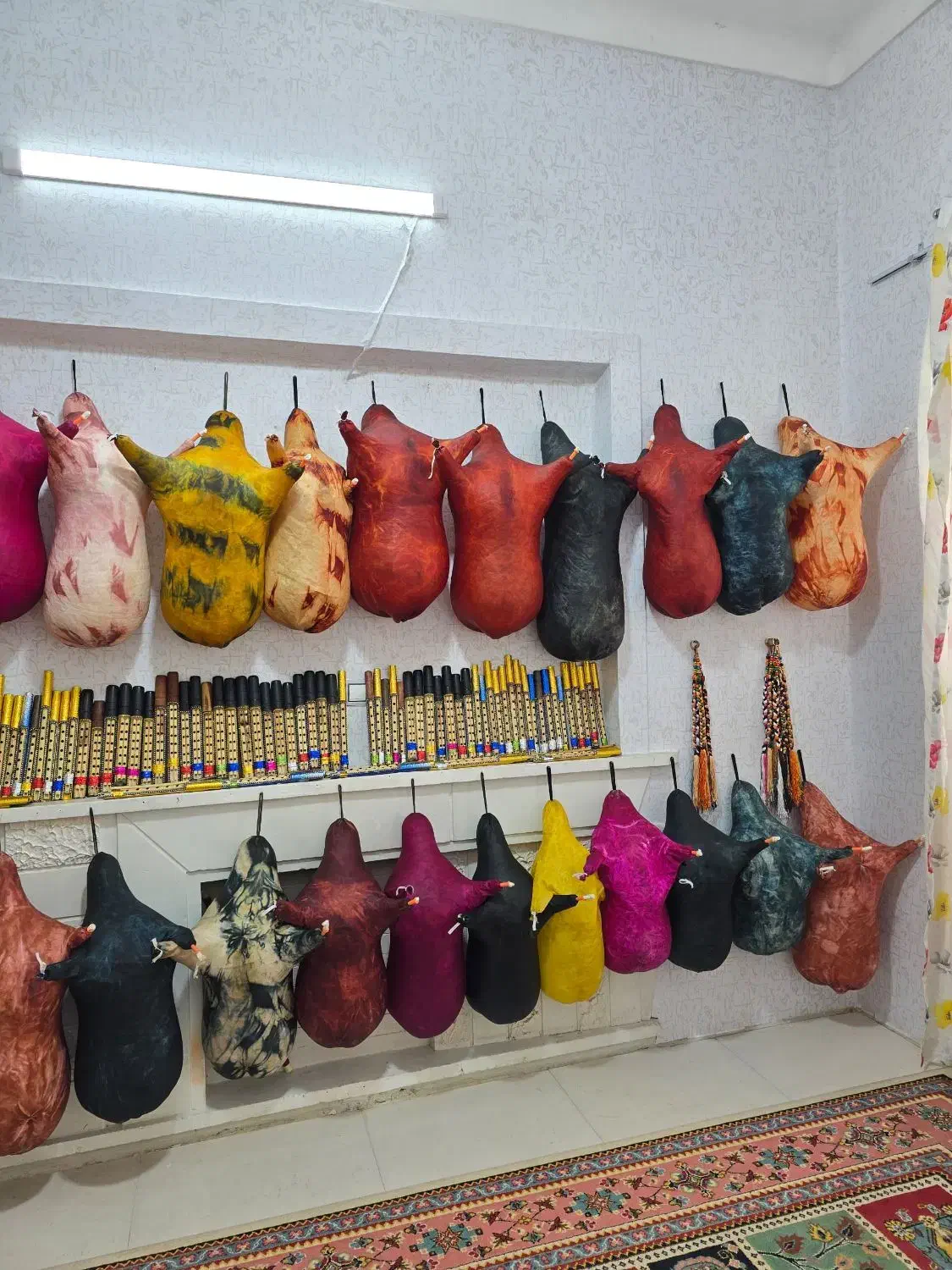 سرای نی انبان اق رضو|سازهای بادی|شیراز, وصال|دیوار