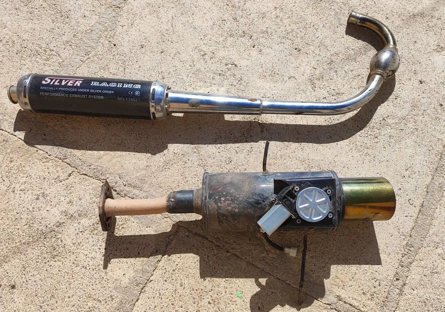 دو عدد اگزوز ماشین و موتورسیکلت درحد نو|قطعات یدکی و لوازم جانبی|آباده, |دیوار