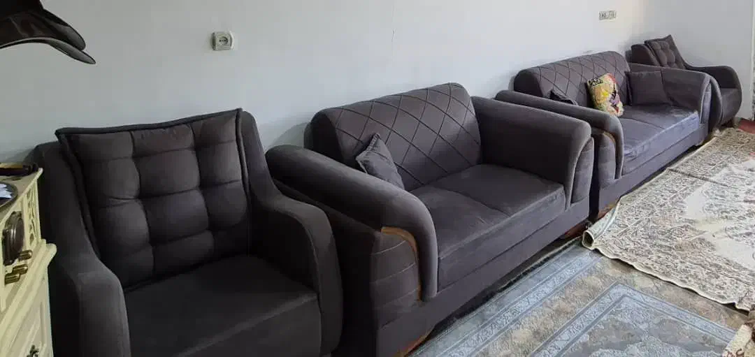 مبل ۷نفره درحدنوهمراه میز وسه تا عسلی|مبلمان خانگی و میز عسلی|موچش, |دیوار