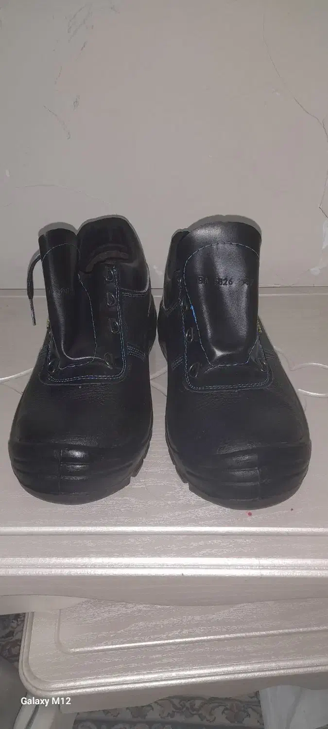 کفش کار|کیف، کفش، کمربند|قدس, شهر‌قدس|دیوار