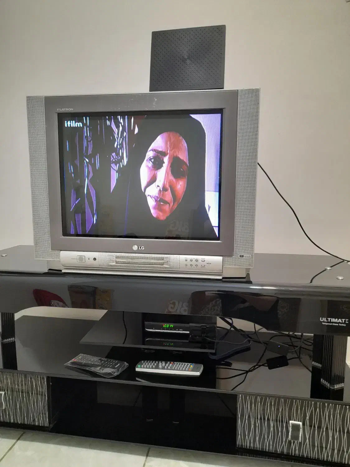 تلوزیون و میزتلوزیون در حد نو|تلویزیون و پروژکتور|رباطکریم, رباطکریم|دیوار