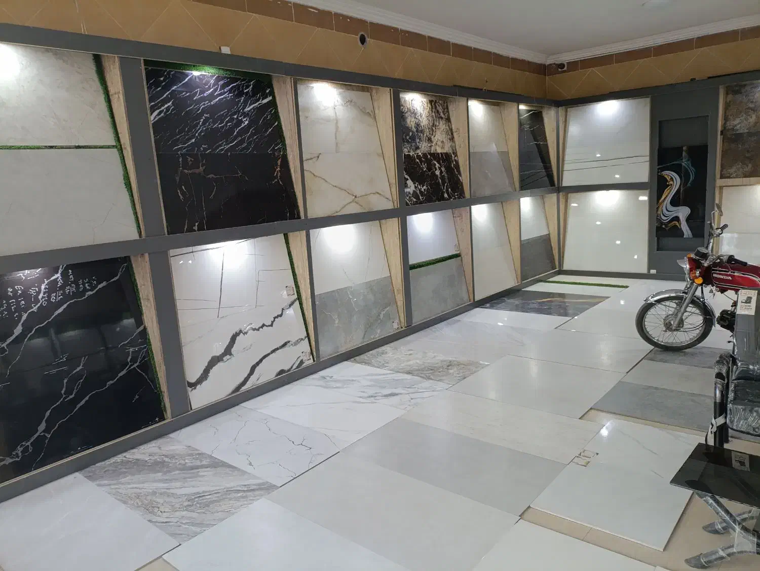 کاشی و سرامیک عرضه به صورت عمده و خرده|مصالح و تجهیزات ساختمان|نائین, |دیوار