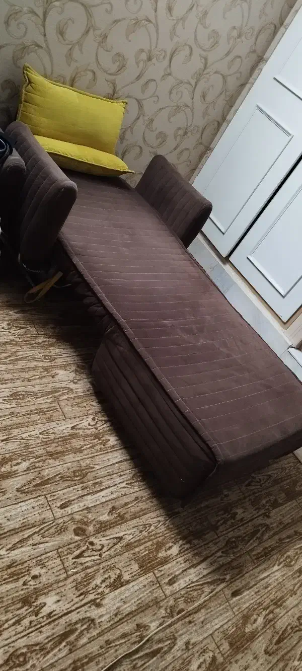 یک عدد مبل تخت شو|مبلمان خانگی و میز عسلی|قم, نخودی|دیوار