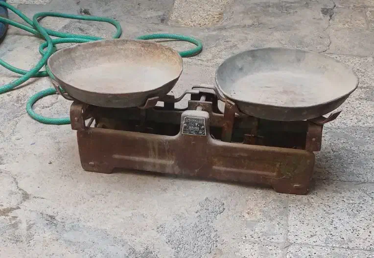 ترازو قدیمی با سنگ کیلو|فروشگاه و مغازه|دیلم, |دیوار