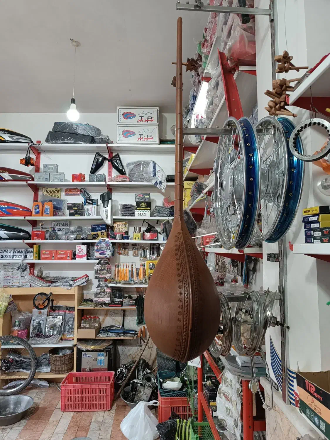 دوتار خراسان|سازهای سنتی|ملک‌آباد, |دیوار