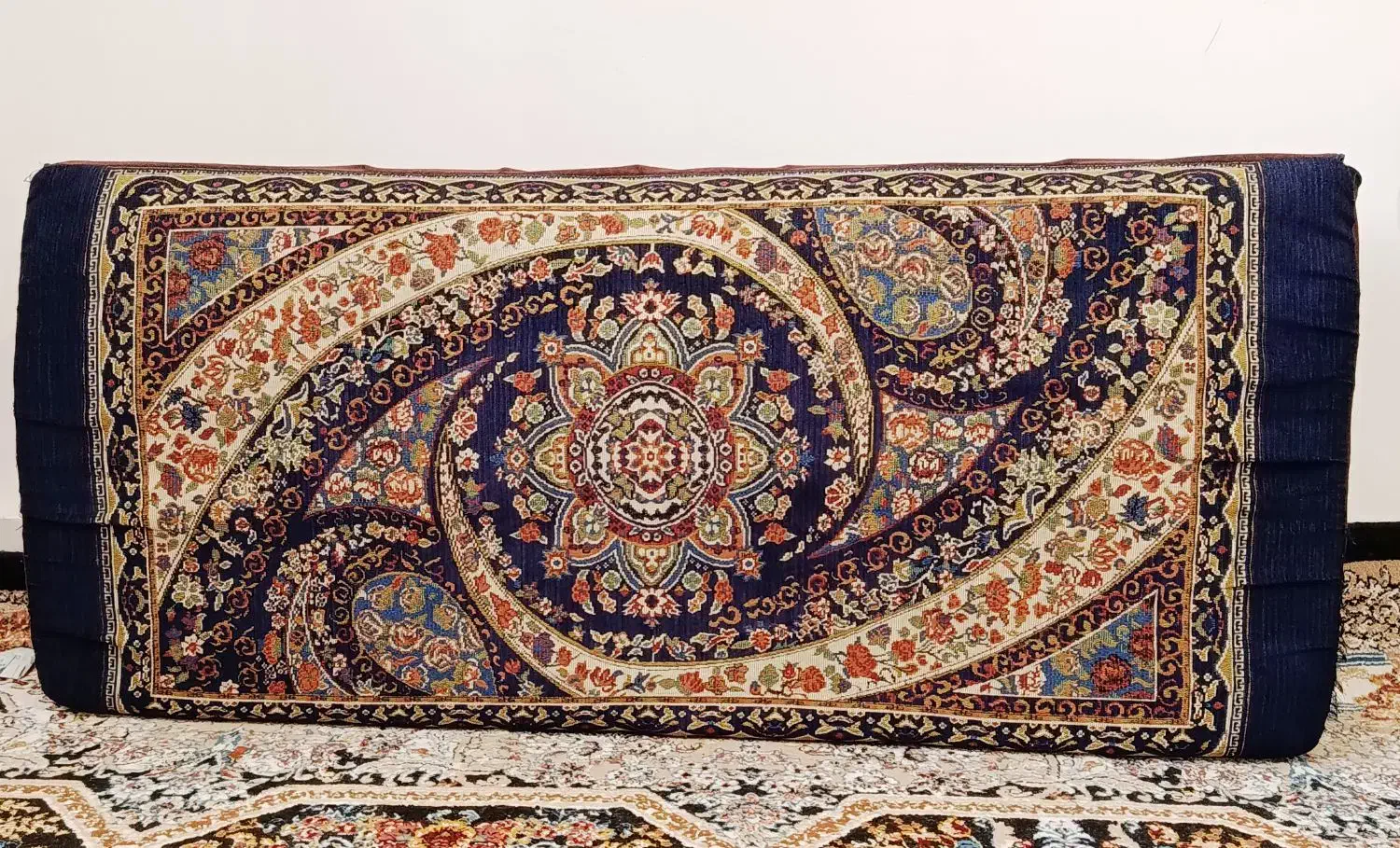 فرش شش متری و پشتی|گلیم، جاجیم، گبه|شیراز, نیستان|دیوار