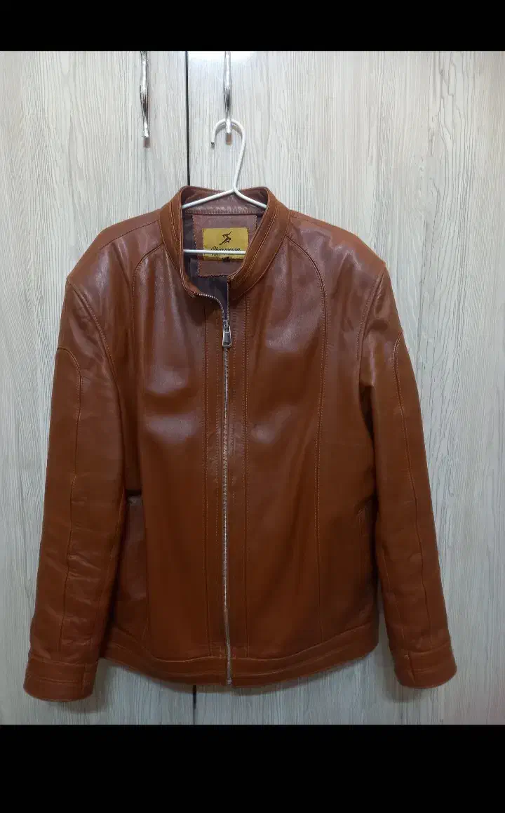 کت چرم|لباس|مشهد, هفت تیر (آب و برق)|دیوار