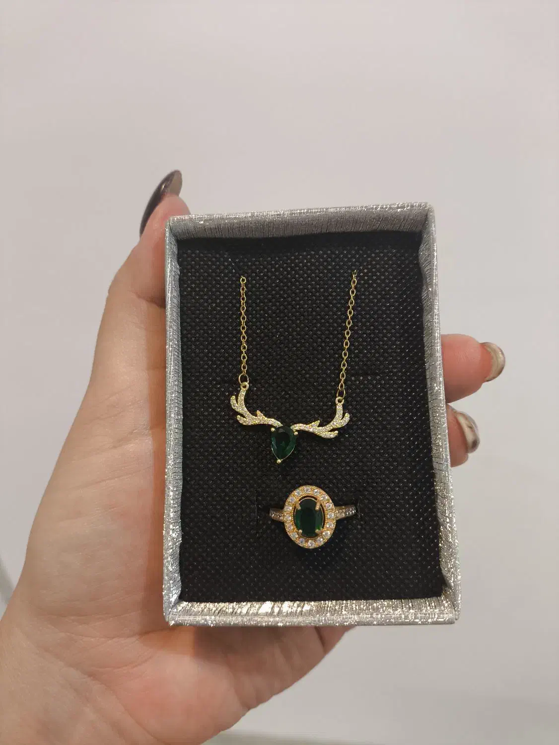 بدلیجات|بدلیجات|نیشابور, میدان حافظ|دیوار