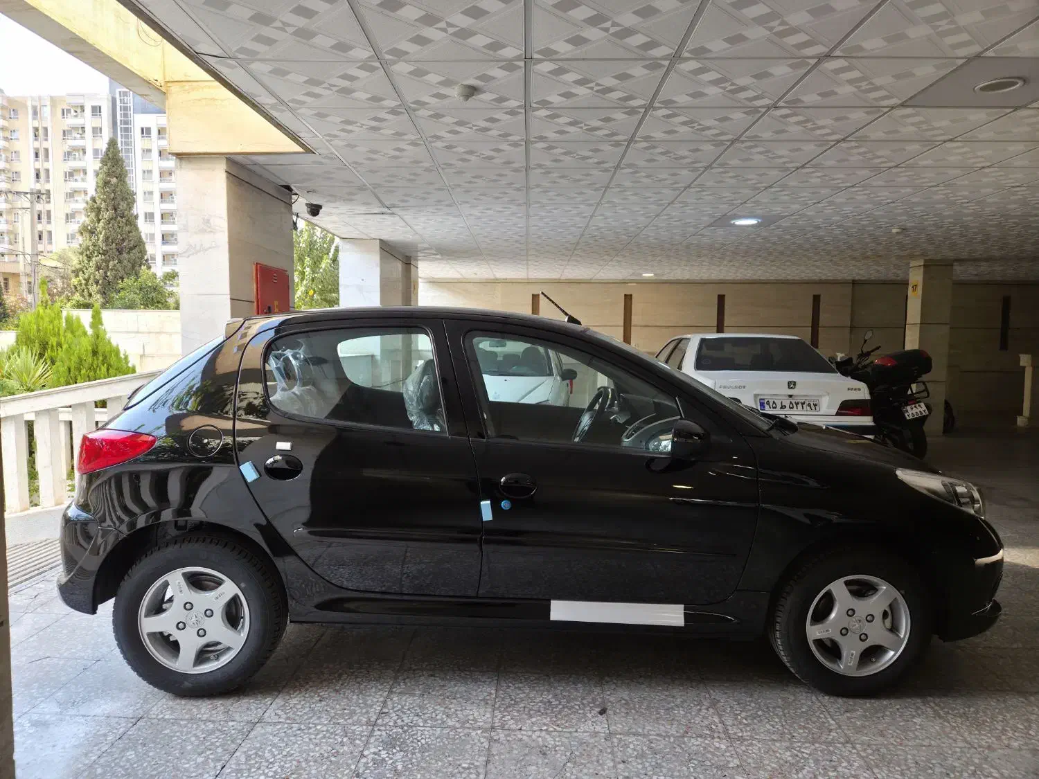 207 مشکی دنده اتومات سقف فلز|خودرو سواری و وانت|شیراز, معالیآباد|دیوار