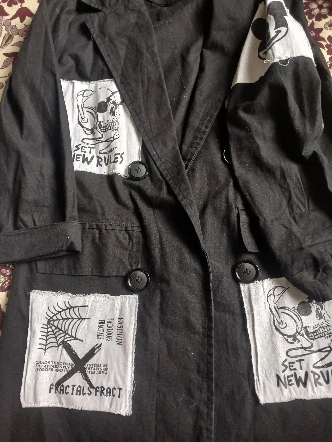 مانتو ها قیمت دویست و پنجاه کاپشن و بارانی چهارصد|لباس|خوی, |دیوار