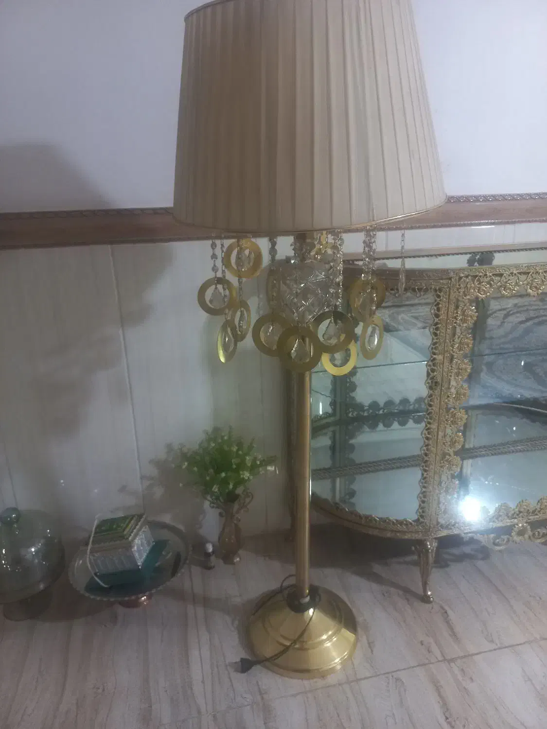 آباژور و گلدان|چراغ خواب و آباژور|بروجرد, |دیوار