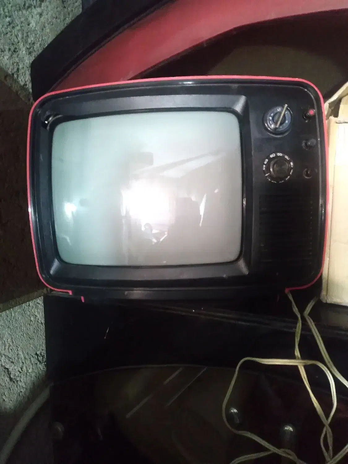 تلویزون قدیمی|تلویزیون و پروژکتور|کرج, شهرک جهان‌نما|دیوار