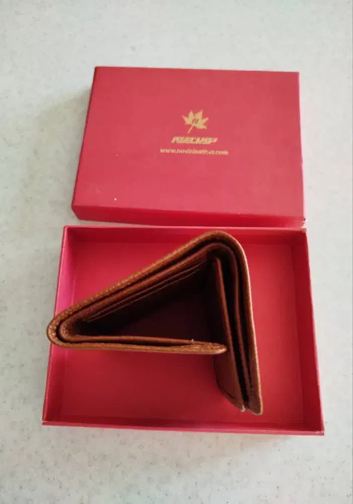 نوین چرم|کیف، کفش، کمربند|تبریز, |دیوار