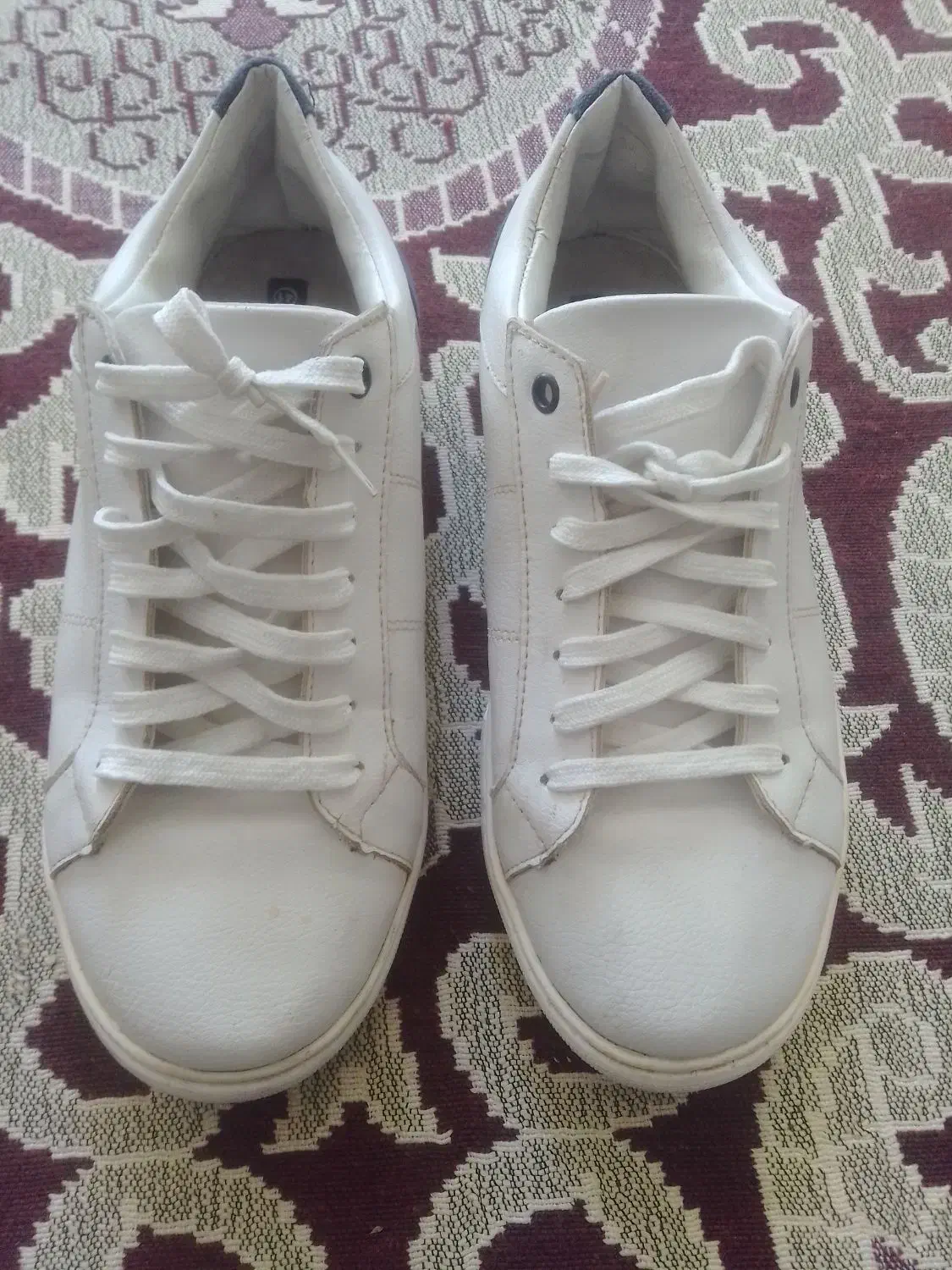 کفش|کیف، کفش، کمربند|بومهن, |دیوار