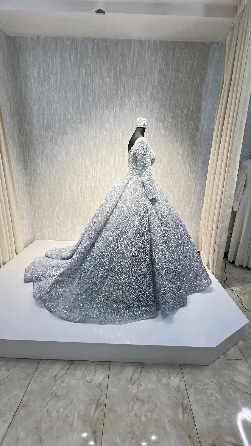 لباس عروس و اکسسوری های عروسی|لباس|رباط‌کریم, رباط‌کریم|دیوار