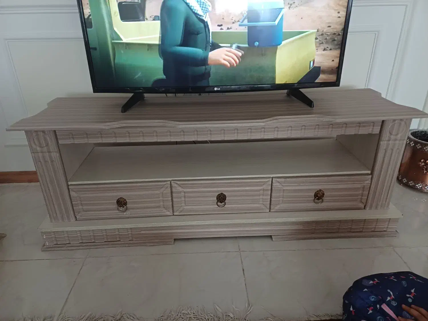 میز تلویزیون چوبی در حد نو|میز تلویزیون|مشهد, حضرت حجت|دیوار