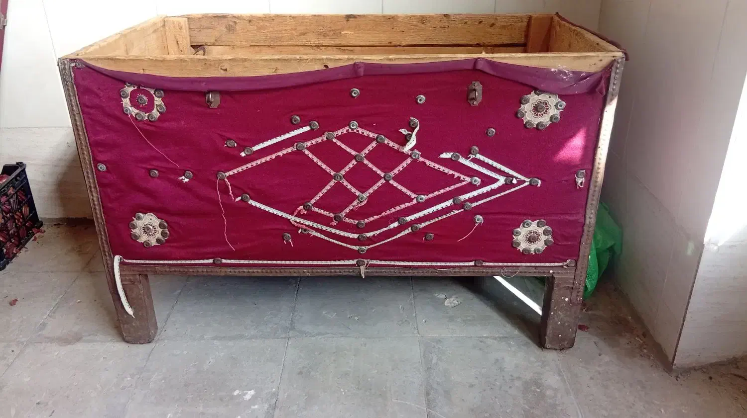 یخدان قدیمی|کلکسیون اشیاء عتیقه|سیرجان, |دیوار