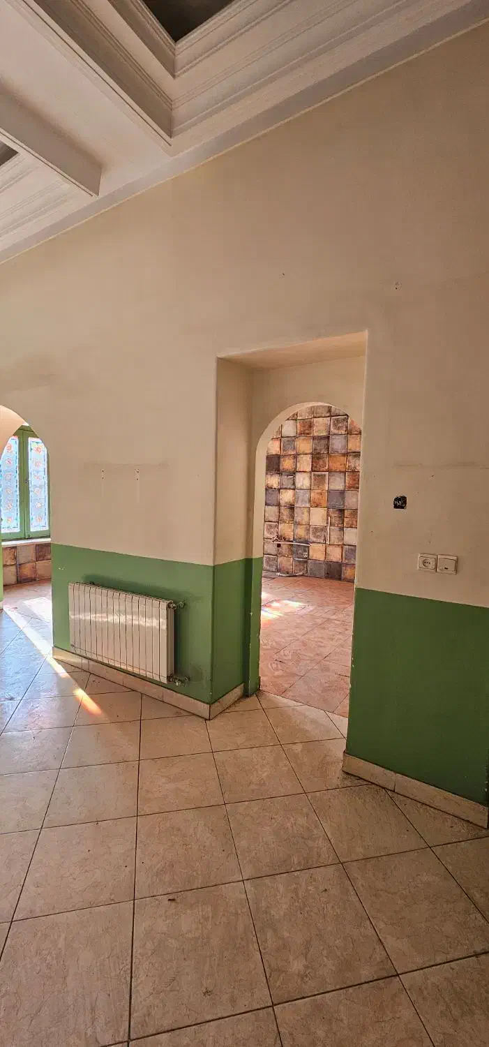 ۸۰۰ متر بنا با ۳۰۰ متر حیاط دربست خ نجات الهی