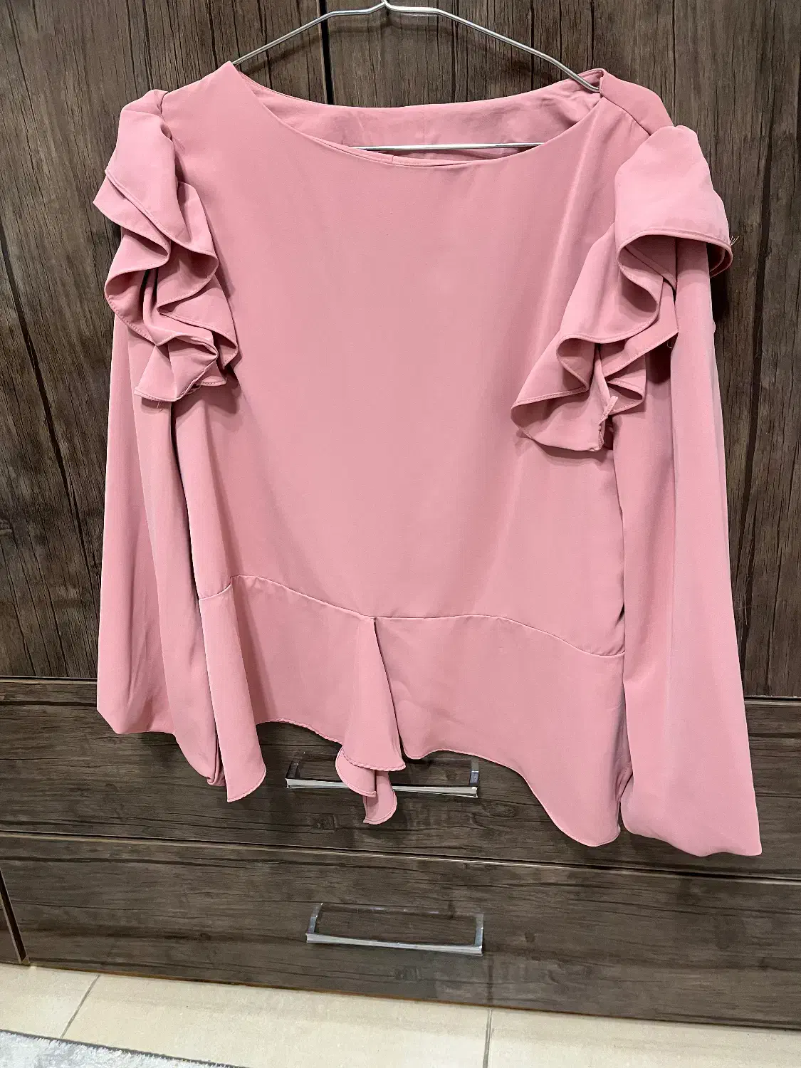 تعدادی شومیز مجلسی|لباس|لاهیجان, جمهوری|دیوار