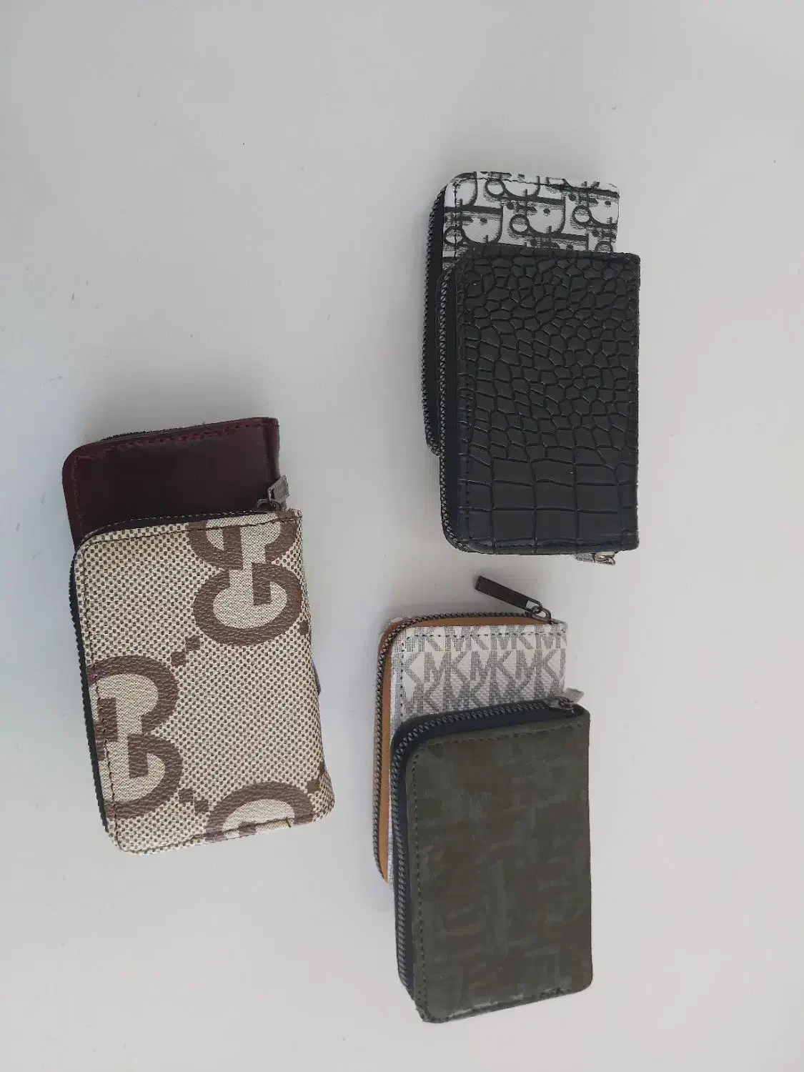 کیف پول گمشده|اشیا|گلبهار, شهر جدید گلبهار|دیوار