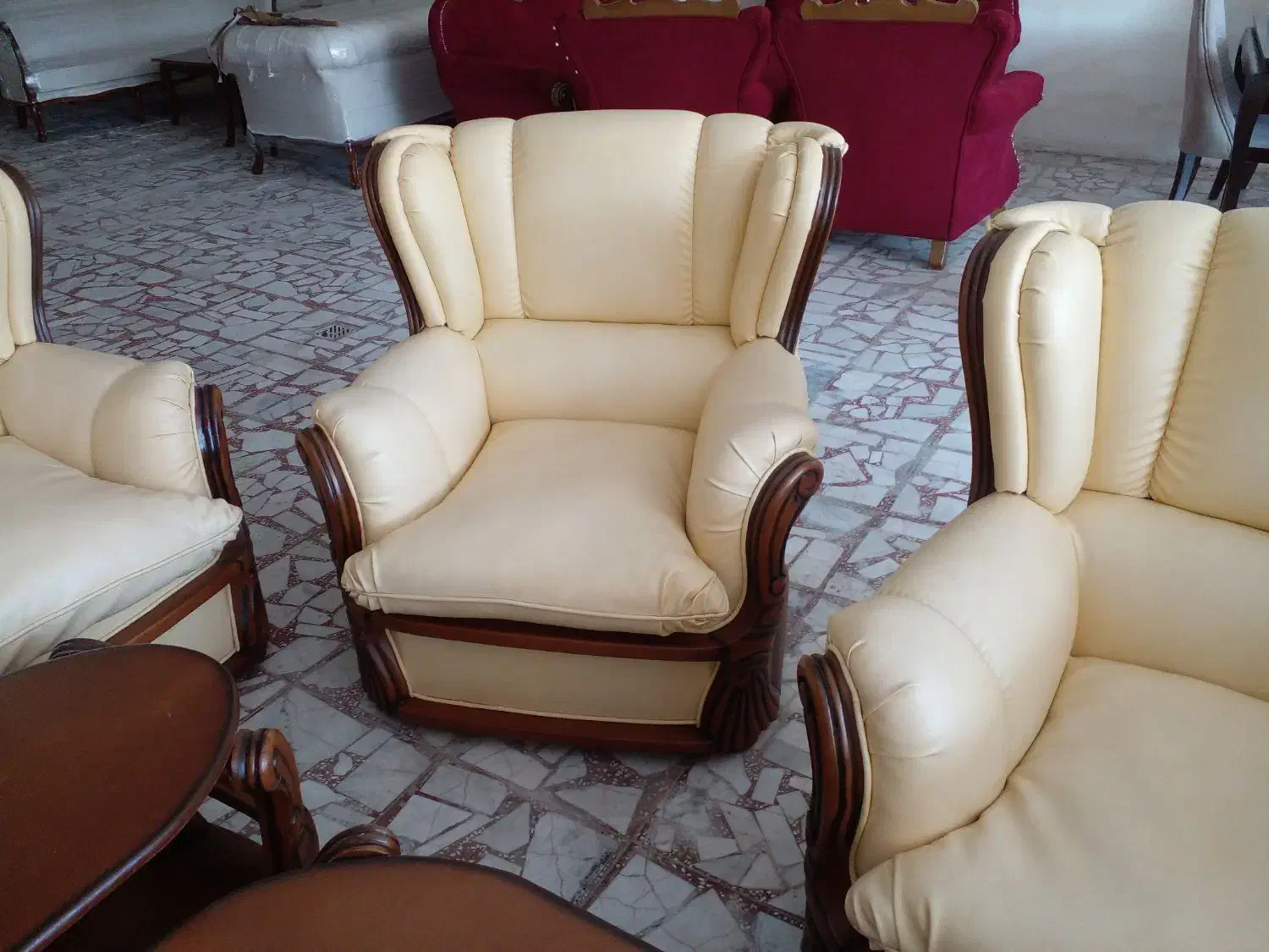 مبل چرم در حد نو با جلو مبل و میز عسلی|مبلمان خانگی و میز عسلی|رشت, شهریاران|دیوار