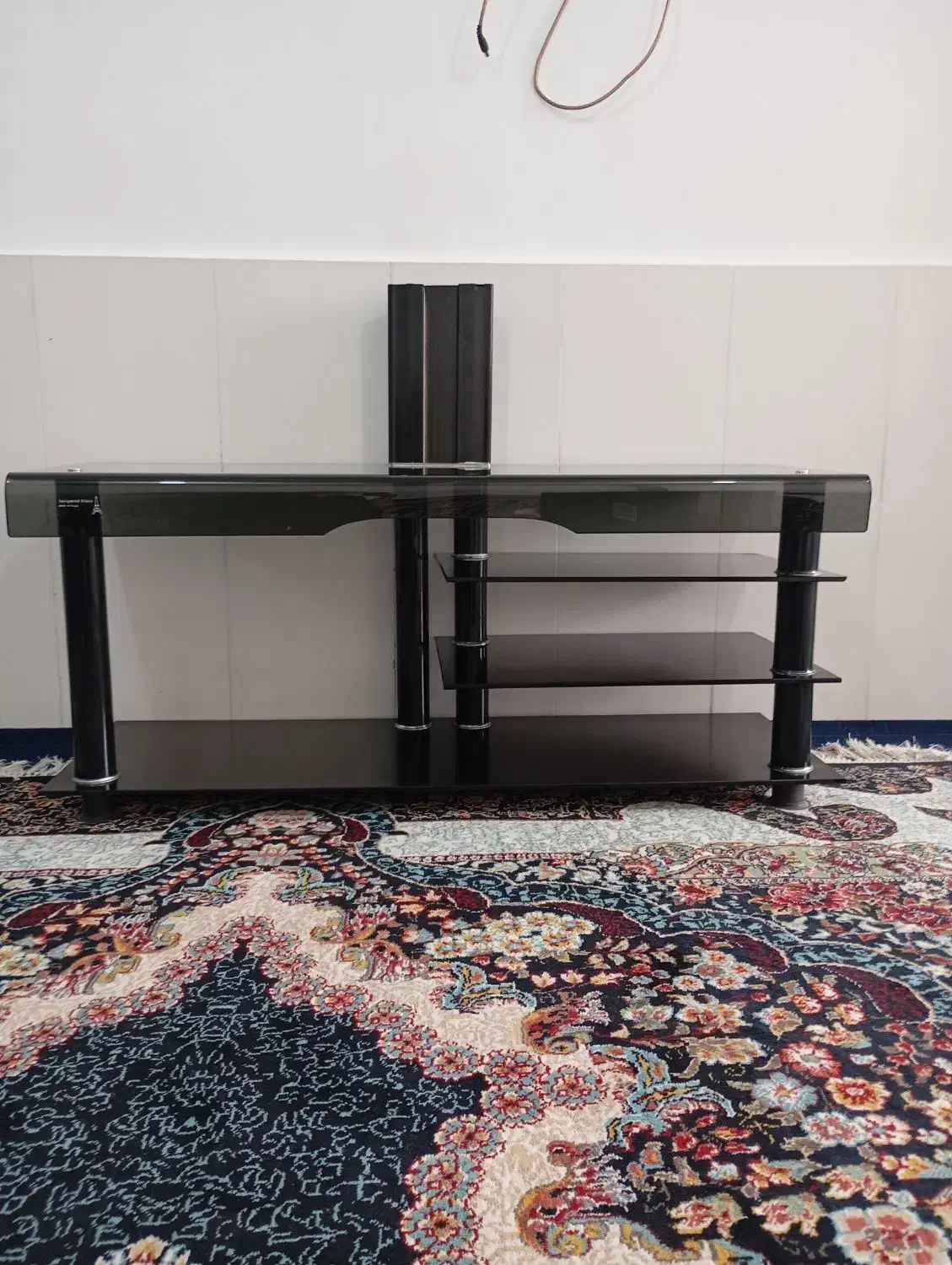 میز تلویزیون در حد نو. بخاطر کمبود جا بفروش میرسد|میز تلویزیون|لردگان, |دیوار