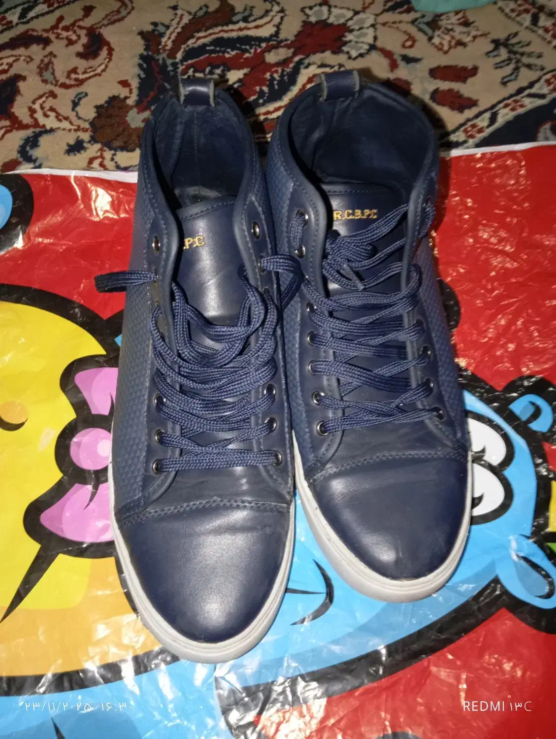 کفش .نیم ساق .|کیف، کفش، کمربند|قائن, |دیوار