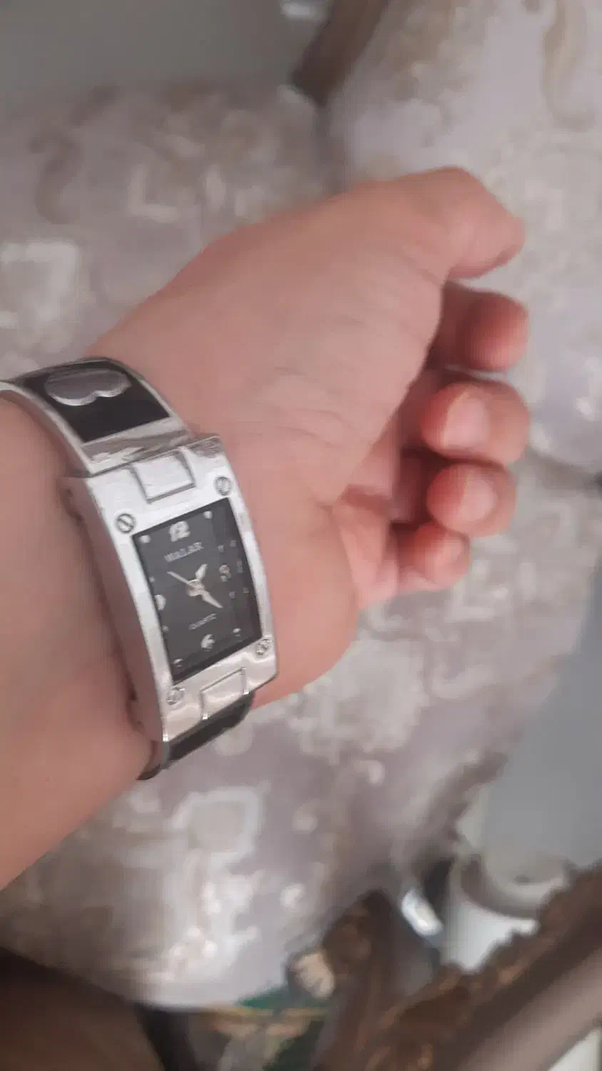 ساعت با جعبه|ساعت|قم, باجک دو|دیوار