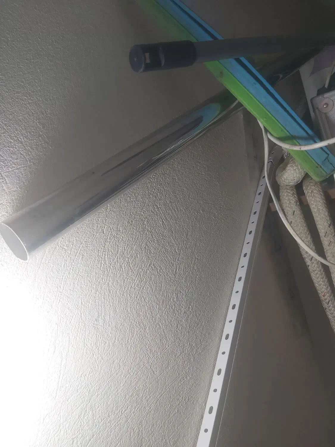 آهن زیر تخت|عمده‌فروشی|رشت, دروازه لاکان|دیوار